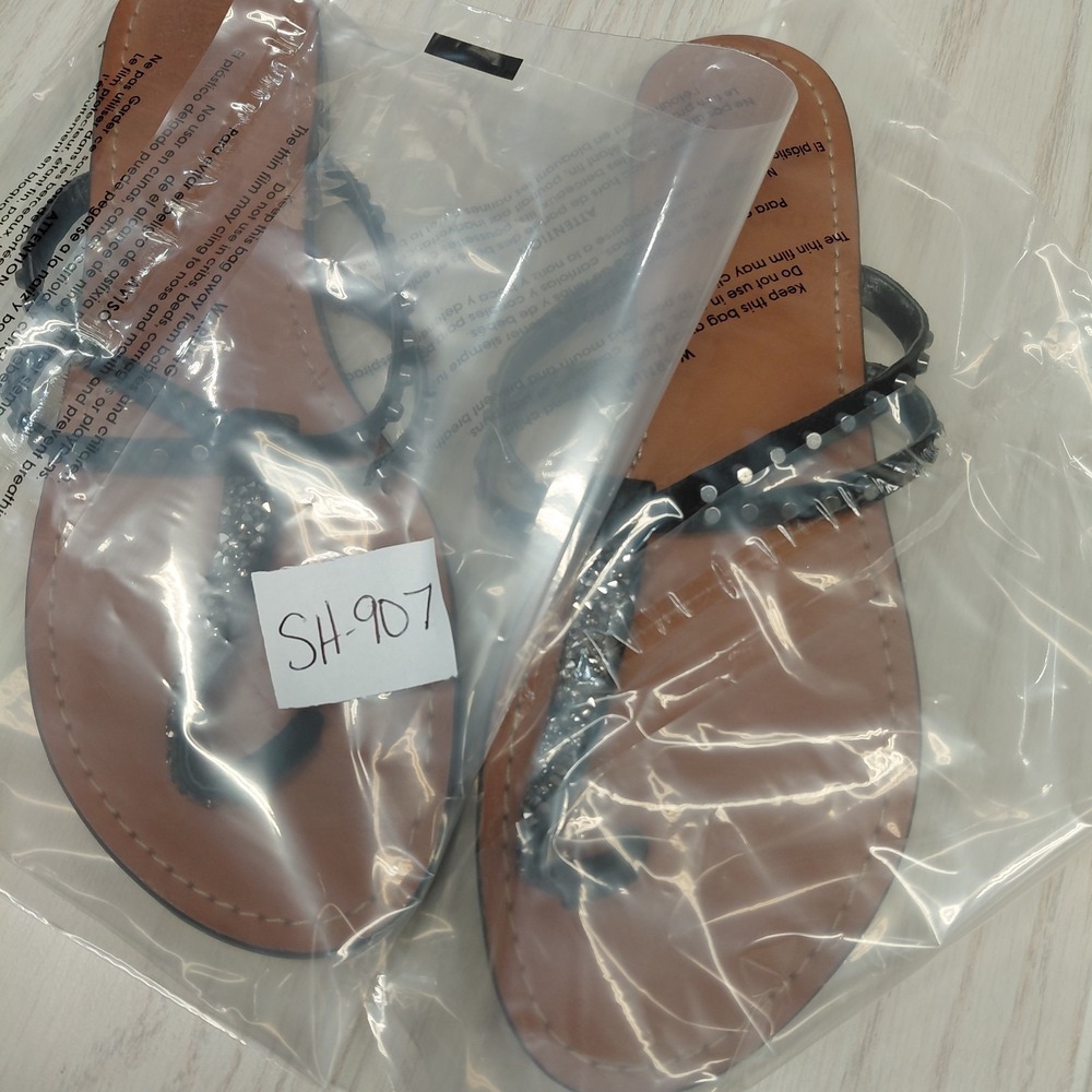 Vince Camuto Rhinestone Studed Sz 8.5 Black Patent Flip Flop Flat Sandal Silver - Picture 6 of 6